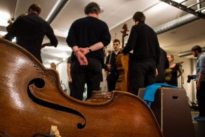 Das NDR Elbphilharmonie Orchester in der Kaifu Lodge. Foto: Alex Povel