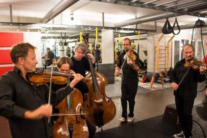 Das NDR Elbphilharmonie Orchester in der Kaifu Lodge. Foto: Alex Povel