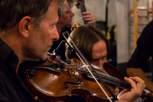 Einer der Vionlonisten des NDR Elbphilharmonie Orchesters. Foto: Alex Povel