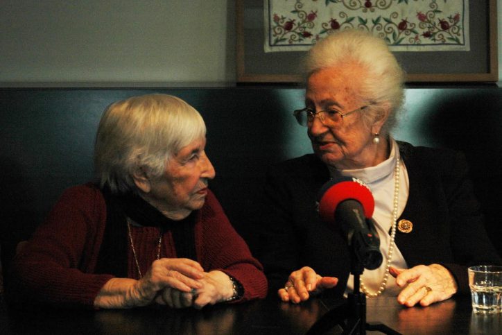 Esther Bejarano (l.) und Erna de Vries (r.) haben den Holocaust überlebt und waren gemeinsam in Auschwitz. Foto: Auschwitz-Komitee AHR 2016