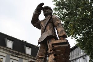 Hoch vom Denkmal-Sockel schaut er über den Platz, der seinen Namen trägt: Hans Albers. Foto: Harald H. Haase