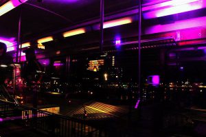 Die U-Bahn-Station Baumwall. Im Hintergrund leuchtet die Elbphilharmonie. Foto: Leon Battran