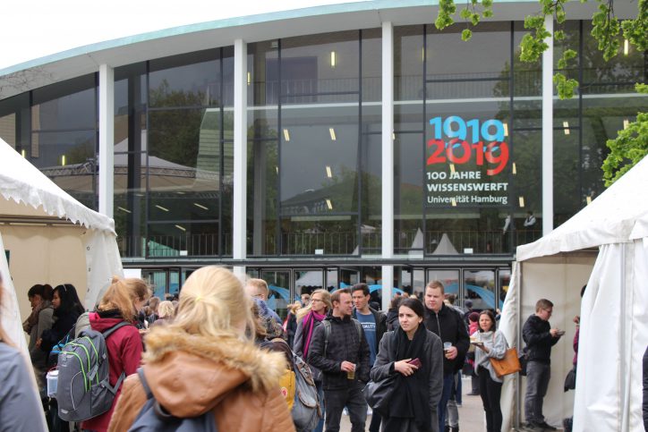 Etwa 1.400 Gästen haben im Audimax Platz gefunden. Foto: Alicia Wischhusen