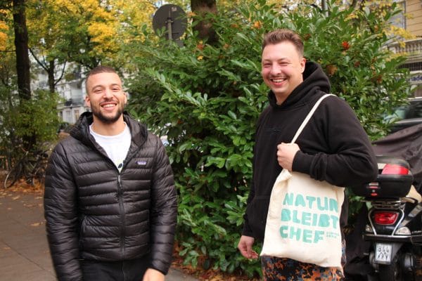 Die Eimsbütteler David Klau und Andi Ebel (v.l.) verkaufen selbstgekochte Bio-Suppen aus regionalem Gemüse. Foto: Julia Haas