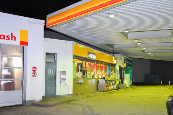 Hamburg 5.3.22: Am Samstagabend hat ein Täter versucht die Shell-Tankstelle an der Kollaustraße zu überfallen. Die Polizei konnte den Täter noch in Tatortnähe festnehmen. Foto: Christoph Seemann/Hamburg News