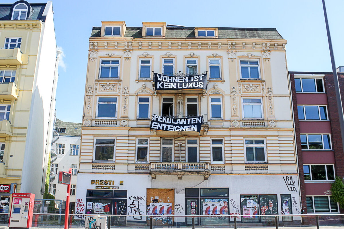 In der Nacht von Sonntag auf Montag sollen Studierende Transparente an der Fassade der Grindelallee 80 aufgehängt haben. Foto: Christiane Tauer