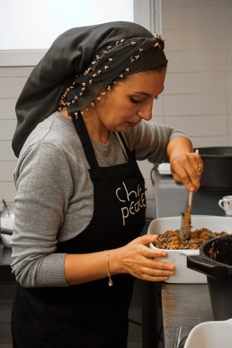 Heba Tollah kocht bei Chickpeace. Foto: Julia Haas