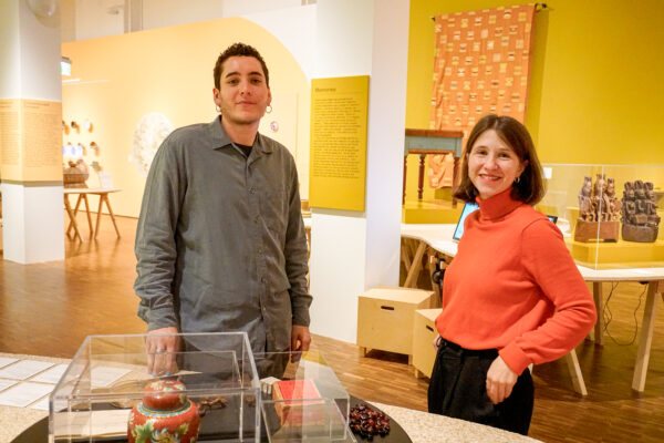 Noam Gramlich und Lara Ertener haben die Ausstellung "Tausend Töpfe" kuratiert. Foto: Julia Haas