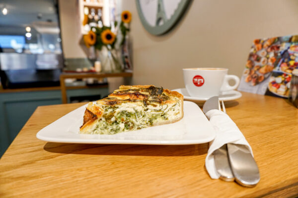 Agnès Brinker vom Café Par ici teilt ihr Rezept für eine Spinat-Ziegenkäse-Quiche. Foto: Alexis Milne