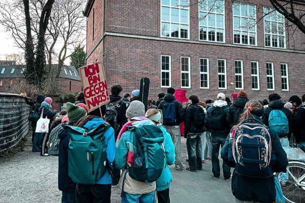 Am Dienstagmorgen trafen sich Schüler vor dem EWG zu einer Kundgebung gegen Rechts. Foto: Julia Haas