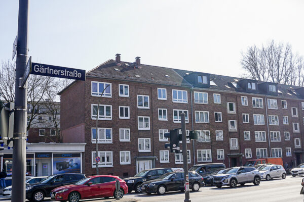 Am 19.03. brannte gegen Abend ein Mehrfamilienhaus in der Gärtnerstraße. Die Feuerwehr rückte mit mehreren Löschfahrzeugen an. Foto: Alexis Milne