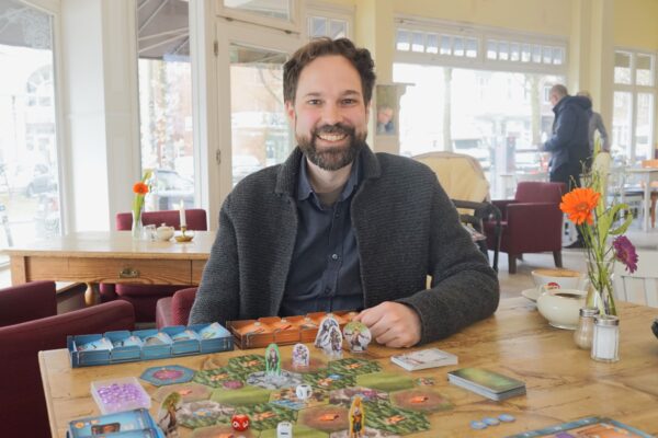 Der Eimsbütteler Philipp Kehl hat das Fantasy-Brettspiel "Ascendia" entwickelt. Foto: Alexis Milne